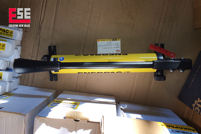Bơm tay Enerpac nhỏ gọn
